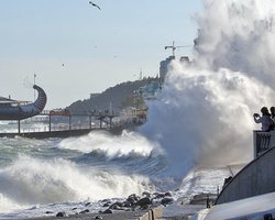 Волны до 8-10 метров: на Крым обрушился сильный шторм (фото, видео)