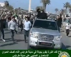 Каддафи на автомобиле задавил своего сторонника (видео)