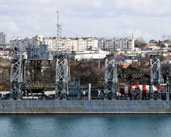 ЗСУ атакували раритетний корабель ЧФ РФ: зʼявилися супутникові знімки після удару в Криму