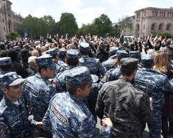 В Армении полиция стягивает силы в центр столицы