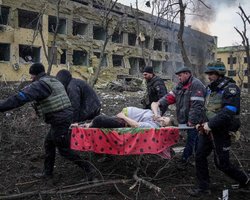 В Мариуполе скончалась беременная девушка, которая попала под обстрел в роддоме, — журналист