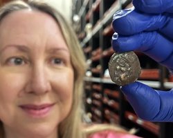 Віком 2000 років: стародавню монету несподівано використали для оплати проїзду в Англії (фото)