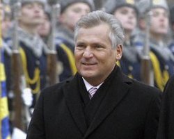 Экс-президент Польши выступил против бойкота Евро-2012 в Украине