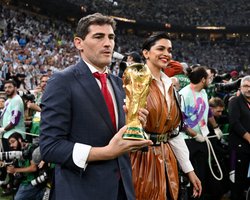 Дипика Падуконе и Икер Касильяс представили кубок ЧМ-2022 (фото)