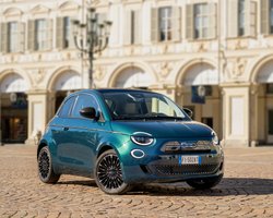 Незвичні двері та витрата 5,3 л на 100 км: FIAT випустив недороге міське авто (фото)