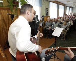 Кличко спел ветеранам под гитару