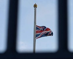 Смерть королевы Елизаветы II: над Букингемским дворцом приспустили флаг Великобритании (видео)