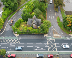 Ніяких сусідів: рідкісний котедж 19 століття на "острівці" серед доріг здивував покупців