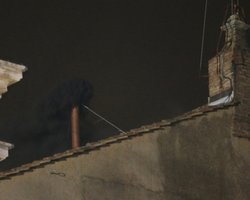 Папа еще не избран: над Сикстинской капеллой поднялся черный дым