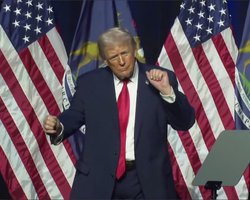 Показал средний палец и выругался: Трамп нагрубил работнику автозавода (видео)