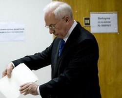 Эксперт рассказал, почему Януковичу придется отправить Азарова в отставку и назвал его возможного преемника