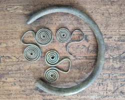 Польские поисковики нашли древний клад: возраст находок до сих пор не установили (фото)