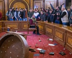 В Ереване противники мирного соглашения по Карабаху захватили парламент (видео)