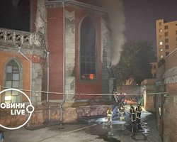 В Киеве загорелся Костел Святого Николая: спасатели перекрыли улицу (фото, видео)