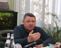 Мер Лозової написав заяву про звільнення: він каже, що не здатен допомогти народу