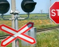 В Луганске на жд-переезде водитель протаранил шлагбаум