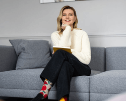 Олена Зеленська зʼявилася в різних шкарпетках і пояснила свій образ (фото)