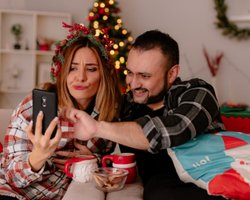 Недорогие телефоны в подарок на Новый год 2026: топ 5 лучших моделей в Украине (видео)