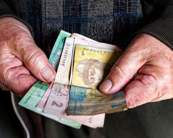 Украинские пенсионеры теряют выплаты: в чем причина и как их восстановить