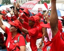 В Таиланде продолжается спор красных и желтых рубашек