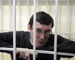 Янукович подписал указ о помиловании Луценко