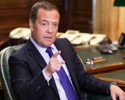 Медведев обвинил Зеленского в срыве "мирных переговоров" из-за высказывания о Путине