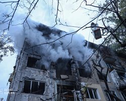 Несуть квіти та іграшки: кияни вшановують загиблу під час російської атаки 12-річну дівчинку