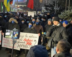 Ультраправые в Киеве требуют закрытия канала "НАШ": к толпе вышла украинская артистка (видео)