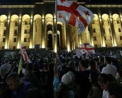"Рабы!": парламент Грузии преодолел вето президента на закон об "иноагентах"
