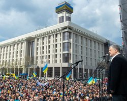 Порошенко перед дебатами пришел к своим сторонникам на Майдан