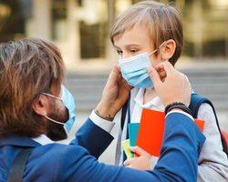 В коммунальных школах Киева уже вакцинировано не менее 80% персонала, – КГГА