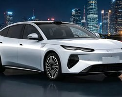 Флагман із запасом ходу 1000 км і електрокар для таксі: дебютували нові седани BYD (фото)