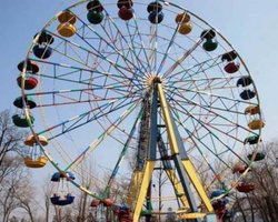 Невчасно вимкнули світло: в Івано-Франківську на оглядовому колесі застрягли люди (відео)