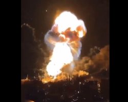 Красиво і з блискітками: в мережі показали детонацію на ВДК "Новочеркасск" після удару (відео)