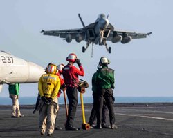 "Супершершні" ВМС США похвалилися знаками збитих БПЛА хуситів (фото)