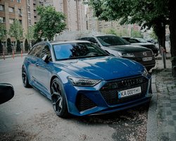Семейная ракета: в Киеве заметили 630-сильный заряженный универсал Audi (фото)