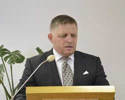 Кровотечение в брюшной полости: Фицо после покушения все еще в операционной, — СМИ (видео)