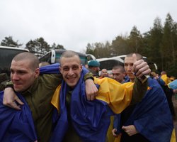 Защищали Мариуполь, "Азовсталь" и ЧАЭС: в Украину из российского плена вернулись 185 солдат (фото)