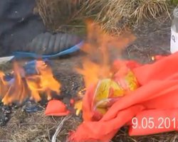 Украинские националисты сожгли флаг СССР в День Победы