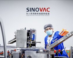 Поставки вакцины Sinovac в Украину могут отложить до апреля, – Reuters