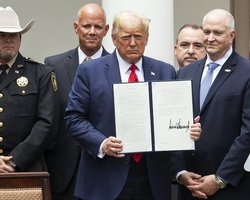 Трамп подписал указ о реформе полиции: копам запретят применять удушающие приемы