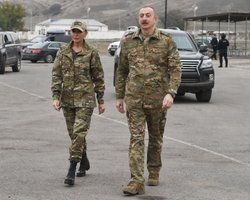 Ильхам Алиев за рулем броневика вместе с женой въехал в возвращенный Азербайджану Агдам