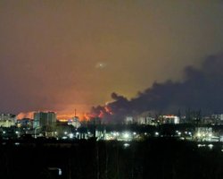 "Трясутся окна": дроны поразили НПЗ в российском Ярославле, поднялся масштабный пожар (видео)