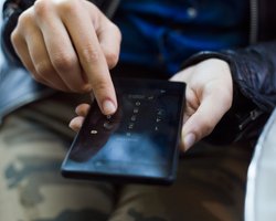 Обов'язково перевірте смартфон: 5 тривожних ознак, що ваш пристрій контролюють хакери