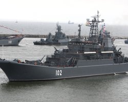 В Крыму прогремели взрывы: десантный корабль мог пойти на дно, — соцсети (видео)