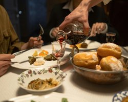 Закуски на пасхальный стол: что подавать к красному вину и к кагору