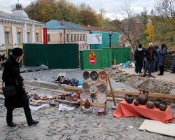 На Андреевском спуске люди в масках атаковали скандальную стройку