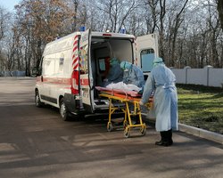 У Миколаєві почали розміщувати хворих COVID-19 прямо в коридорах (фото)