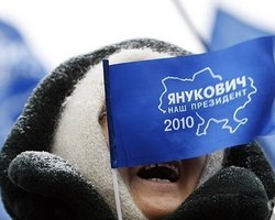 Сторонники Януковича продолжают митинговать под стенами ЦИК