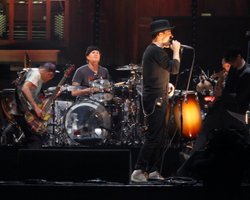 Red Hot Chili Peppers отложили начало концертного тура